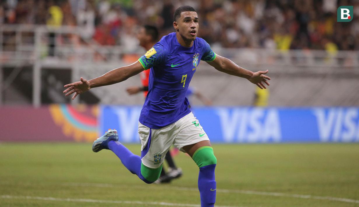 <p>Selebrasi pemain Timnas Brasil U-17, Kaua Elias setelah mencetak gol pertama ke gawang Timnas Inggris U-17 pada laga ketiga Grup C Piala Dunia U-17 2023 di Jakarta International Stadium, Jakarta Utara, Jumat (17/11/2023). (Bola.com/Ikhwan Yanuar)</p>