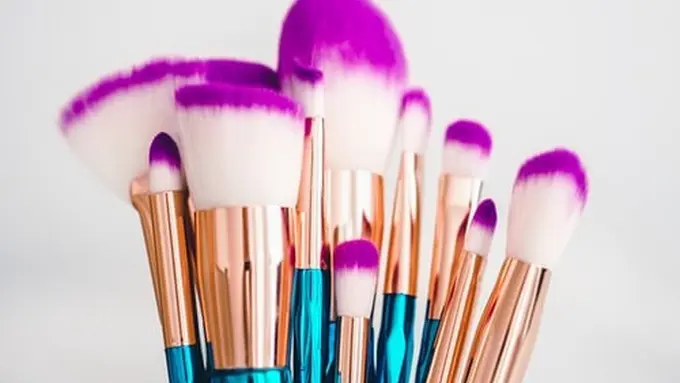 Cara Membersihkan Brush Makeup