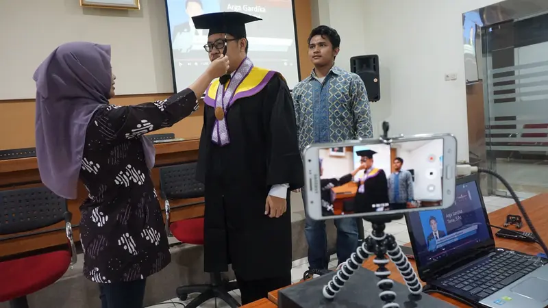 Wisuda Online UNS