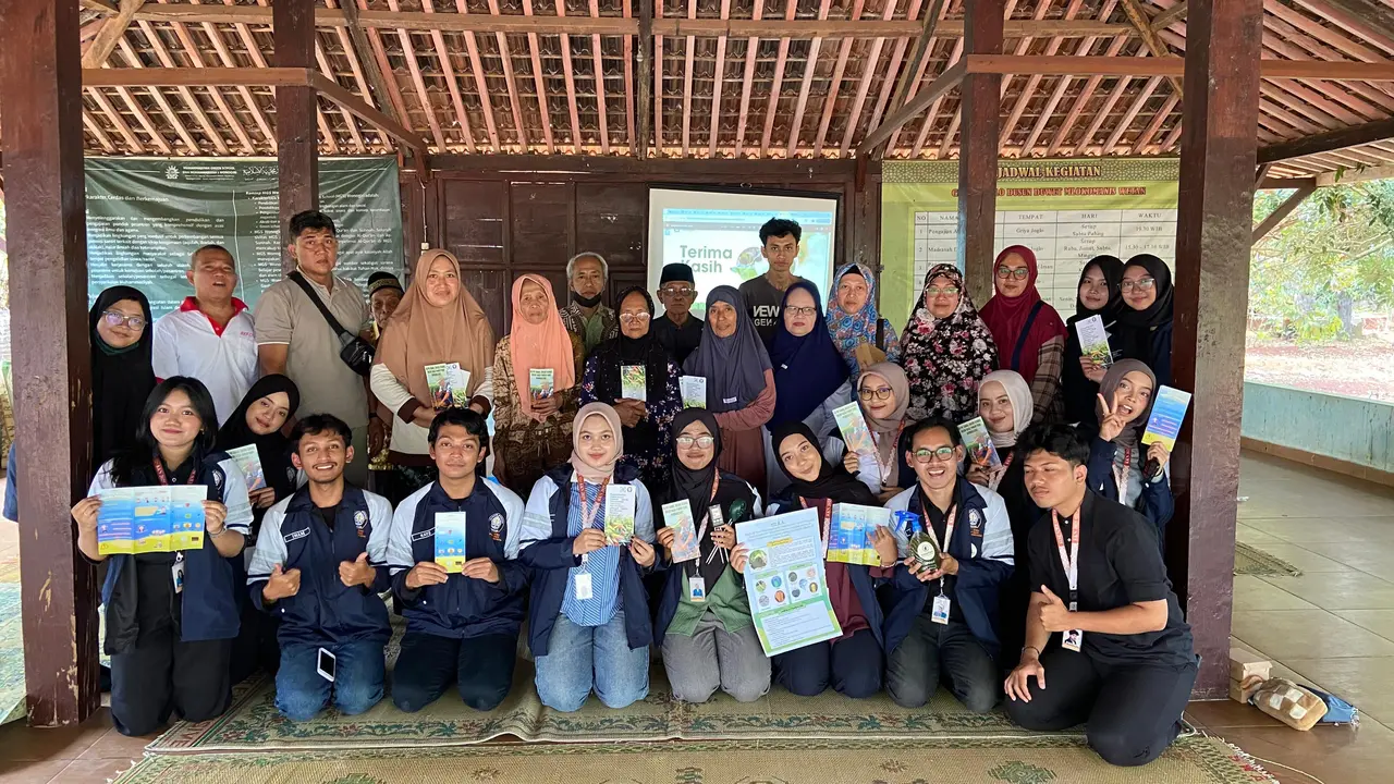 Mahasiswa Undip memberikan solusi penggunaan pupuk organik kepada petani Wonogiri