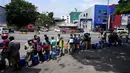 Warga Sri Lanka mengantre untuk membeli solar di sebuah pompa bensin di Kolombo, Sri Lanka, Kamis, 3 Maret 2022. Krisis keuangan negara memaksa anak-anak belajar menggunakan lampu minyak tanah, nelayan mengurangi penangkapan ikan dan industri membatasi produksi. (AP Photo/Eranga Jayawardena)