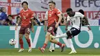Pemain Inggris, Bukayo Saka mencetak gol penyeimbang 1-1 ke gawang Siwss pada&nbsp;laga perempat final Euro 2024 di Duesseldorf Arena, Duesseldorf, Jerman, Sabtu (06/07/2024). (AP Photo/Thanassis Stavrakis)
