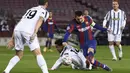 Penyerang Barcelona, Lionel Messi, berebut bola dengan gelandang Juventus, Weston McKennie, pada laga matchday terakhir Grup G Liga Champions di Camp Nou Stadium, Rabu (9/12/2020) dini hari WIB. Juventus menang 3-0 atas Barcelona. (AFP/Josep Lago)