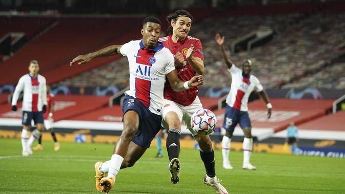 Penyerang Manchester United atau MU, Edinson Cavani berebut bola dengan bek Paris Saint Germain (PSG), Presnel Kimpembe saat berebut bola pada matchday kelima Grup H Liga Champions di Stadion Old Trafford, Kamis (3/12/2020) dinihari WIB. MU keok 1-3 dari PSG. (AP Photo/Dave Thompson)