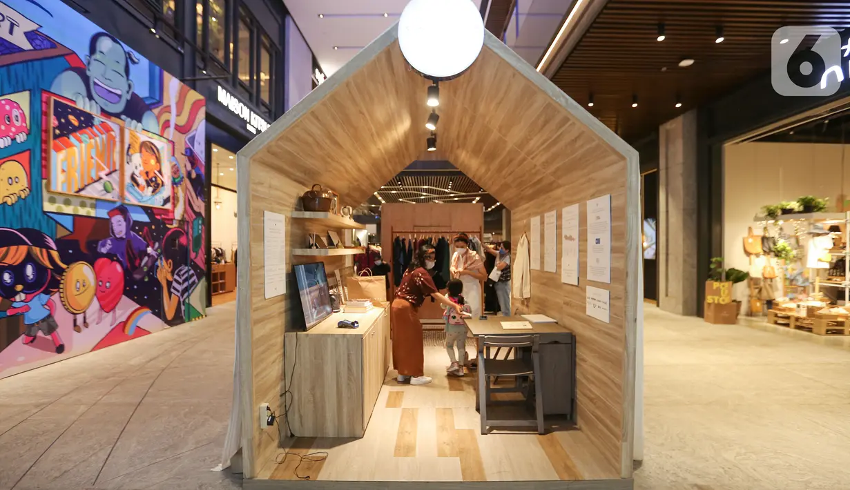 <p>Suasana pameran SukkhaCitta bertajuk KAPAS di ASHTA District 8, Jakarta, Jumat (22/4/2022). Pameran fashion yang diproduksi pengrajin lokal merupakan bentuk sustainability Bank DBS Indonesia melalui DBS Foundation dengan memberikan dana hibah kepada SukkhaCitta yang digunakan untuk memberikan pelatihan kepada lebih banyak pengrajin lokal, serta meningkatkan kapasitas produksi. (Liputan6.com/Fery Pradolo)</p>