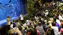 Suasana saat pengunjung menyaksikan atraksi bermain bola di dalam aquarium Sea World, Jakarta, Sabtu (16/6). Atraksi tersebut digelar dalam rangka menyemarakkan ajang Piala Dunia 2018 yang berlangsung di Rusia. (Liputan6.com/Immanuel Antonius)