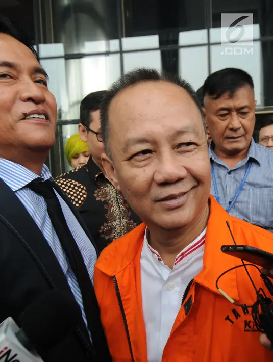 Pakar Hukum Tata Negara Yusril Ihza Mahendra mendampinggi tersangka mantan Ketua Badan Penyehatan Perbankan Nasional (BPPN) Syafruddin Arsyad Temenggung usai penendatangan P21 di gedung KPK, Jakarta, Rabu (18/4). (Merdeka.com/Dwi Narwoko)