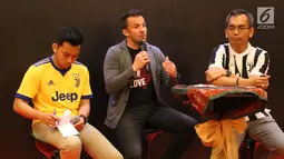 Legenda hidup sepak bola Italia, Alessandro Del Piero memberi sambutan saat coaching clinic di Medan, Sumatera Utara, Kamis (17/5). Selain mencari pemain berbakat, Del Piero juga mengumpulkan dana untuk korban Gunung Sinabung. (Liputan6/comReza Efendi)