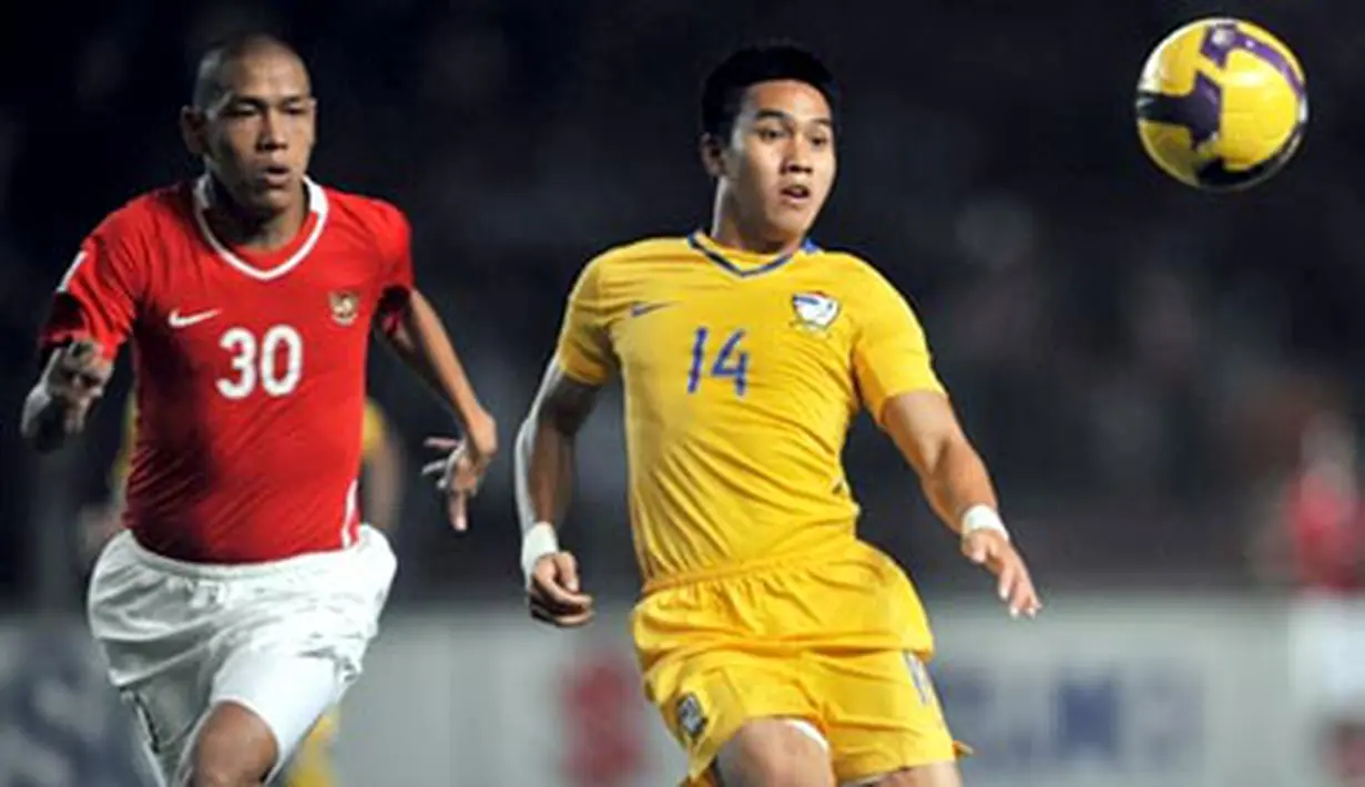 Thai&#039;s Teeratep Winothai vies for the ball with Indonesian player Nova Arianto during their AFF Suzuki Cup match in Jakarta on December 16, 2008. Thailand win 1-0. AFP PHOTO/Bay ISMOYO