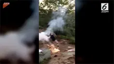 Sekelompok pria bermain petasan dan hampir meledak mengenai tangan.