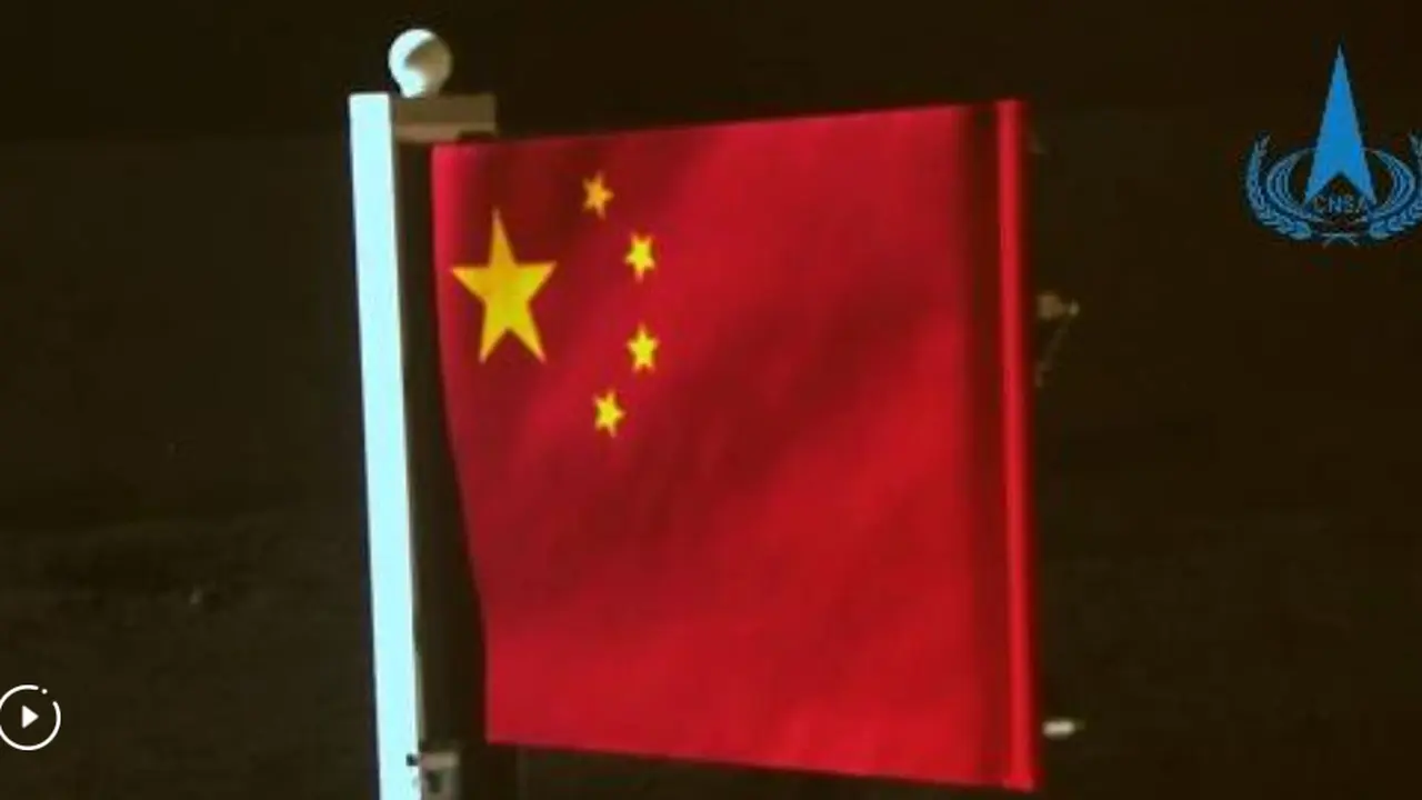 Bendera nasional China berhasil dikibarkan pada Selasa, 4 Juni 2024 usai misi Chang'e-6 sukses mendarat di sisi jauh Bulan (Dok. CNSA/Xinhua).