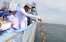 FOTO: Kasal Pimpin Upacara Hari Pahlawan di Atas KRI Brawijaya-320