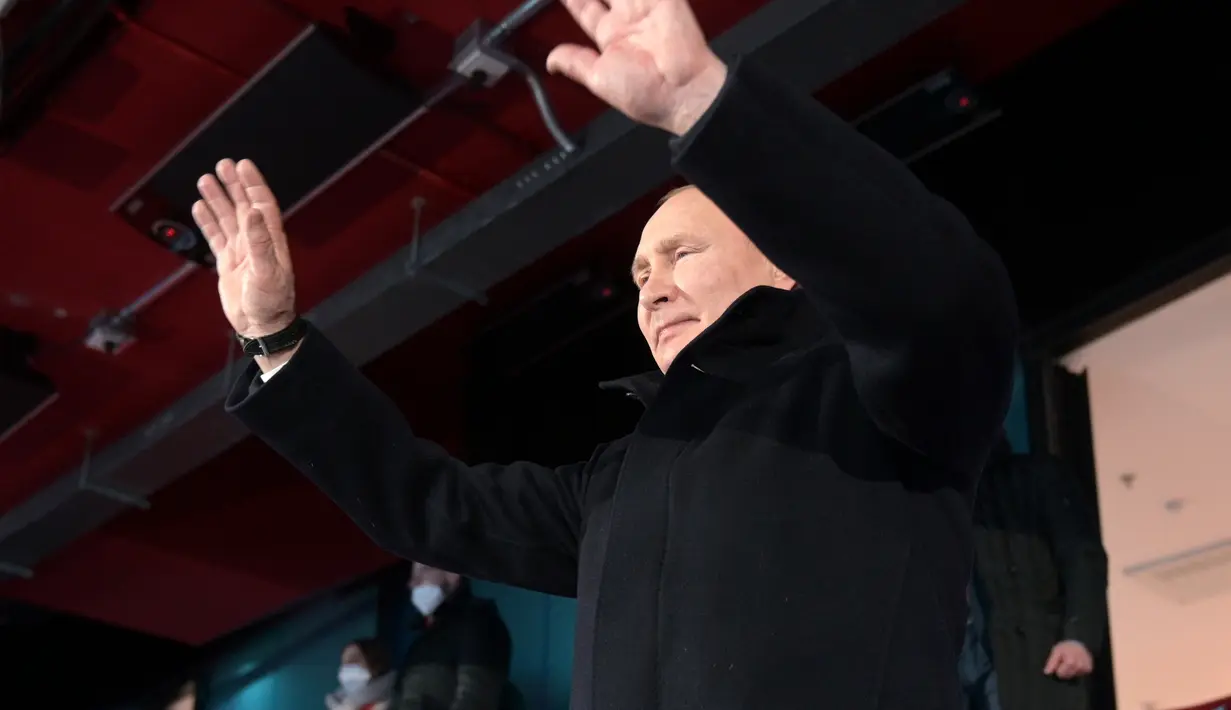 Presiden Rusia Vladimir Putin melambai kepada para atlet saat upacara pembukaan Olimpiade Musim Dingin 2022 di Stadion Olimpiade, Beijing, Jumat (4/2/2022). (Alexei Druzhinin, Sputnik, Kremlin Pool Photo via AP)