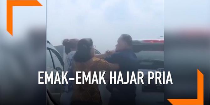 VIDEO: Tak Terima Mobil Disenggol, Emak-Emak Hajar Pria