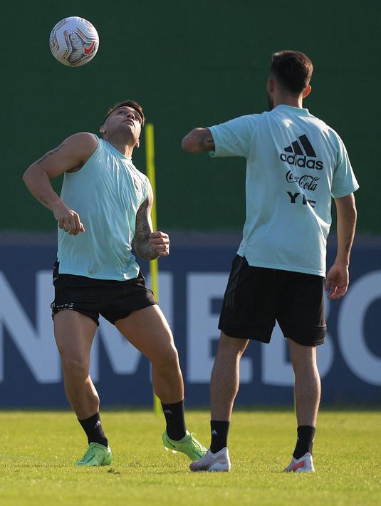 Penyerang Argentina,  Lautaro Martinez (kiri) mengontrol bola saat sesi latihan jelang pertandingan final Copa America melawan Brasil di Rio de Janeiro, Brasil, Jumat (9/10/2021).  Argentina dan Brasil akan bertanding untuk memperebutkan gelar juara Copa America 2021 di stadion Maracana. (AFP Photo/