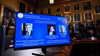 Pengumuman pemenang Nobel Memorial Prize in Economics 2025 di Stockholm. Penghargaan diberikan kepada Joel Mokyr, Philippe Aghion, dan Peter Howitt untuk kontribusi mereka dalam menjelaskan pertumbuhan ekonomi berbasis inovasi. (Anders Wiklund/TT News Agency via AP)
