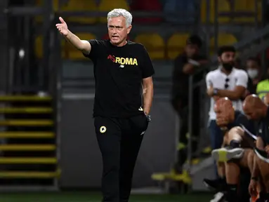 Sejak kedatangannya, Jose Mourinho disambut antusiasme besar oleh AS Roma. Giallorossi (julukan tim sepak bola AS Roma) memiliki harapan besar kepada pelatih berkewarganegaraan Portugal tersebut untuk dapat membawa mereka naik kelas. (Foto: AFP/Filippo Monteforte)