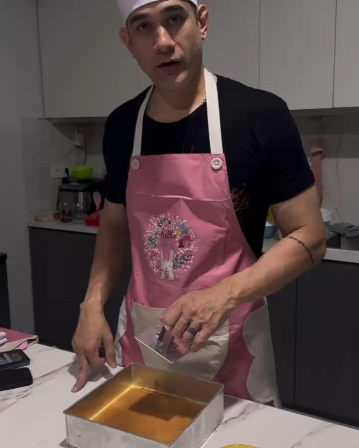 Ganteng dan Gagah, Ternyata Okan Cornelius Juga Jago Bikin Kue - Ini Aksinya saat Buat Lapis Legit