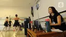 Suasana saat pertunjukan balet secara virtual di Rumah Karya Sjuma, Serpong, Tangerang Selatan, Banten, Minggu (20/12/2020). Pertunjukan balet tahunan ini sebagai ujian siswa Sekolah Ballet Sumber Cipta. (merdeka.com/Arie Basuki)