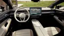 Interior VW ID.7 memiliki nuansa minimalis dan elegan. Dashboard dengan desain bertumpuk memberikan kesan modern dan nyaman dipandang. Kisi AC disematkan secara tersembunyi di antara tumpukan dashboard yang membuatnya tampak rapi dan modern. (Source: Volkswagen via caranddriver.com)