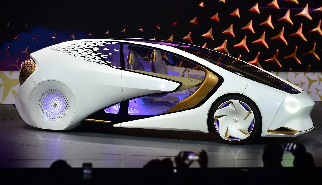 Mobil Toyota Concept-i diluncurkan di CES, Las Vegas, Rabu (4/1). Mobil ini terintegrasi dengan sistem artificial intelligence yang sudah bisa tahu kebutuhan orang, untuk memperbaiki kehidupan sehari-hari. (AFP PHOTO / Frederic)
