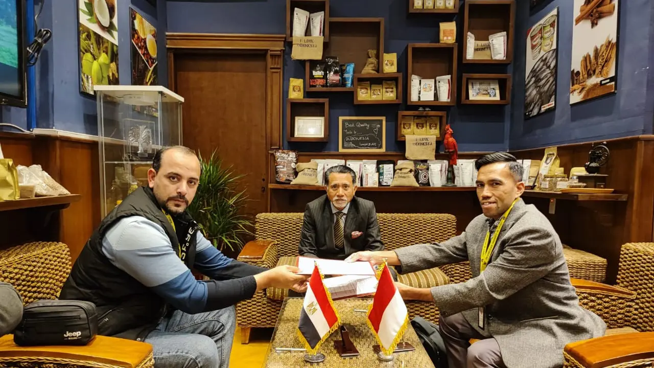 Dubes RI di Kairo Lutfi Rauf (tengah) menyaksikan perjanjian ekspor bubuk kakao Indonesia ke Mesir.
