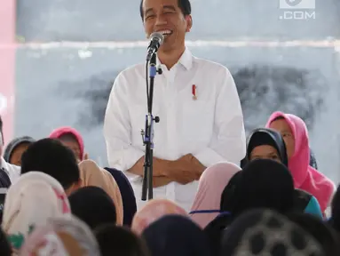 Presiden Joko Widodo memberi sambutan saat menemui ibu-ibu penerima program Membina Keluarga Sejahtera (Mekaar) di Garut, Jawa Barat, Jumat (18/1). Program ini bertujuan mendorong perekonomian dan kesejahteraan masyarakat. (Liputan6.com/Angga Yuniar)