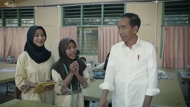 Presiden Joko Widodo (Jokowi) saat mengukur kemeja buatan siswa SMKN 4 Kota Jambi.