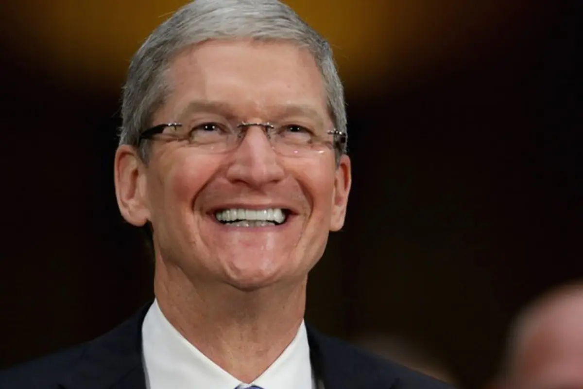 Demi Amal, Tim Cook Dilelang Untuk Makan Siang