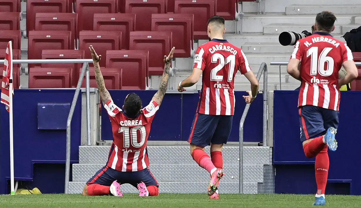 Striker Atletico Madrid, Angel Correa (kiri) melakukan selebrasi usai mencetak gol pertama timnya ke gawang SD Huesca dalam laga lanjutan Liga Spanyol 2020/2021 pekan ke-32 di Wanda Metropolitano Stadium, Madrid, Kamis (22/4/2021). Atletico menang 2-0 atas SD Huesca. (AFP/Javier Soriano)