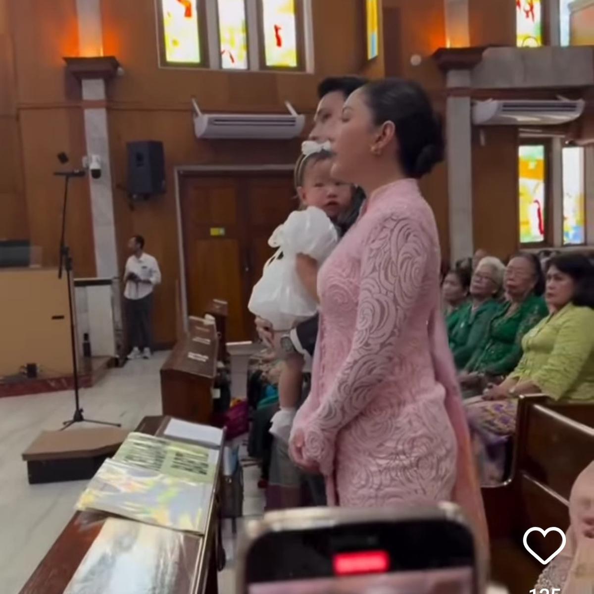Jessica Mila Tampil Anggun Dampingi Baby Kyarra Dibaptis dalam Nuansa Batak yang Khidmat