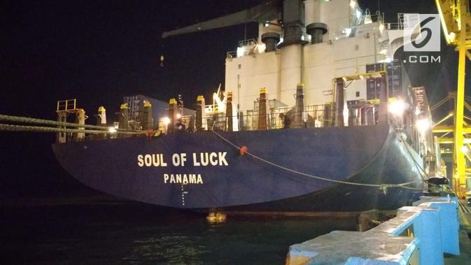 MV Soul of Luck yang menyenggol sebuah crane peti kemas di Pelabuhan Tanjung Emas Semarang akhirnya hanya bersandar di dermaga. (foto: Liputan6.com / edhie prayitno ige)