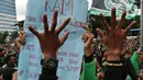Pengemudi ojek online (ojol) membawa poster saat berdemonstrasi di depan Gedung DPR/MPR, Senayan, Jakarta, Jumat (28/2/2020). Mereka menyampaikan tuntutan terkait UU No 22/2009 itu direvisi dan menjadikan kendaraan roda dua sebagai transportasi khusus terbatas. (Liputan6.com/Johan Tallo)