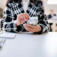 Metode 50/30/20 bisa menjadi panduan sederhana untuk membagi penghasilan sesuai kebutuhan, keinginan, dan tabungan. [Dok/Pexels.com/Yan Krukau]