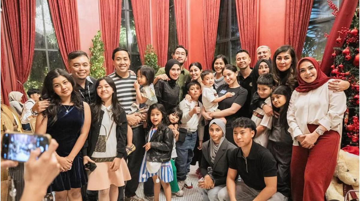 7 Potret Kemeriahan Ulang Tahun Mama Amy, Kejutan Manis dari Raffi Ahmad dan Keluarga Besar