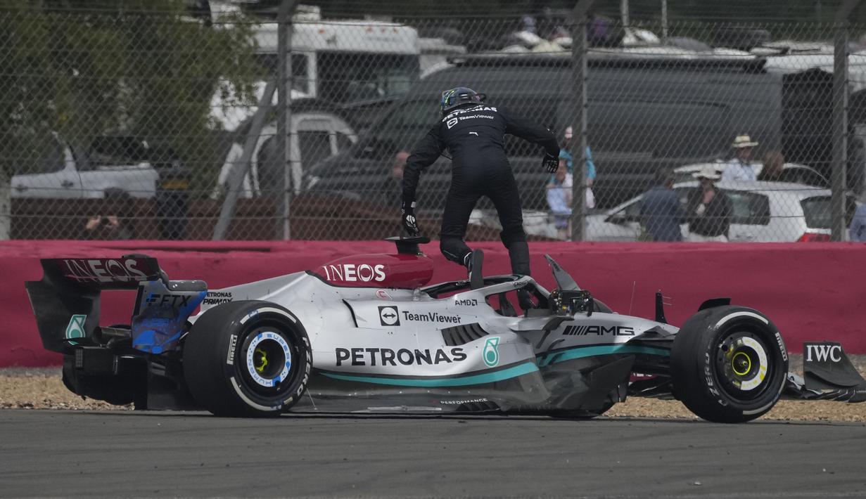 George Russell pun langsung keluar dari mobilnya yang terhenti di tikungan pertama dengan kondisi ban yang sudah terlepas dari rodanya. (AP/Pool/Matt Dunham)