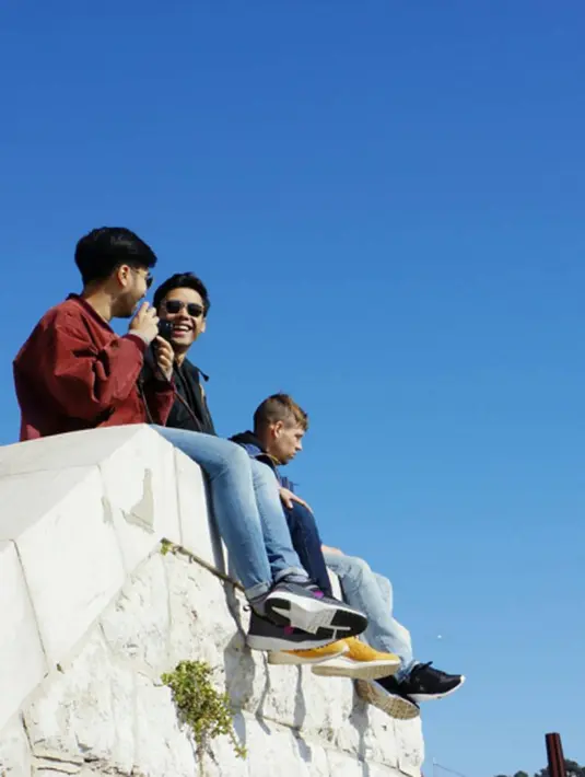 Inilah keakraban Vidi Aldiano dan sang adik. "Menghabiskan hari terakhir di Paris bersama Diva sebelum melanjutkan S-2 di Birmingham," tulisnya. (viainstagram@vidialdiano/Bintang.com)