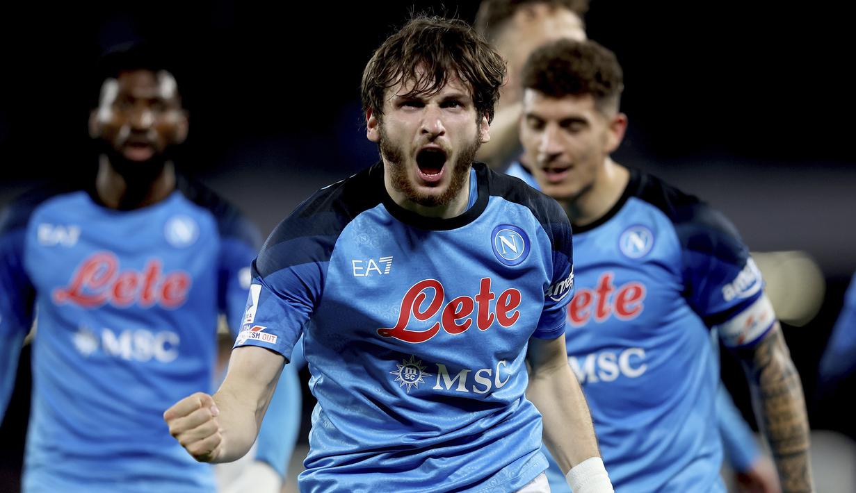 Setelah sempat kalah di Liga Italia 2022/2023 pada pekan sebelumnya, Napoli langsung kembali ke jalur kemenangan pada pekan ke-26 dengan melibas salah satu tim papan atas, Atalanta dengan kemenangan 2-0 di Diego Armando Maradona Stadium, Naples, Minggu (12/3/2023) dini hari WIB. Dua gol kemenangan Il Pertenopei dicetak masing-masing oleh Khvicha Kvaratskhelia (60') dan Amir Rrahmani (77'). Dengan hasil ini Napoli kembali menciptakan jarak 18 poin dengan penghuni peringkat kedua Inter Milan yang justru menelan kekalahan di pekan ini. (LaPresse via AP Photo/Alessandro Garofalo)