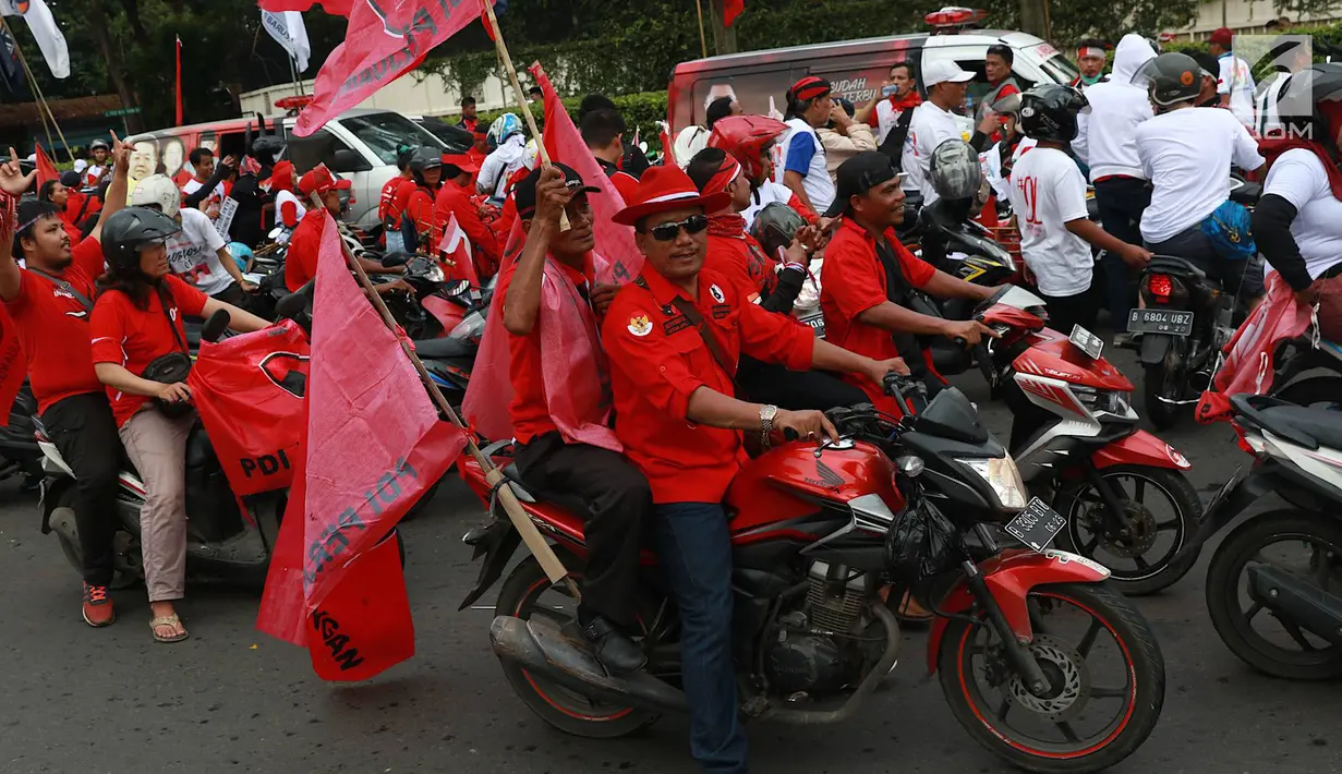 Massa pendukung pasangan calon presiden dan wakil presiden nomor urut 01 Jokowi-Ma'ruf Amin berkonvoi saat kampanye akbar di sekitar Bundaran HI, Jakarta, Sabtu (13/4). Ribuan orang berkumpul untuk menghadiri kampanye akbar pasangan Jokowi-Ma'ruf Amin di Stadion GBK. (Liputan6.com/Immanuel Antonius)