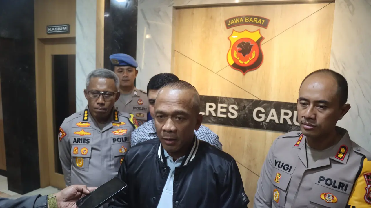 Kapolda Jabar Irjen Pol. Rudi Setiawan, bakal memimpin investigasi tragedi maut pesta rakyat pernikahan Maula Akbar Mulyadi Putra, putra sulung Gubernur Jawa Barat, Dedi Mulyadi atau KDM, di Pendopo Garut, Jumat (18/7/2025) siang. (Liputan6.com)