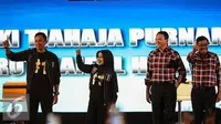 Cagub DKI Jakarta no 1 Agus Harimurti Yudhoyono-Sylviana, dan no 2 Basuki T Purnama-Djarot Saiful Hidayat menyapa pendukungnya saat debat kedua Cagub DKI-Jakarta, Jumat (27/1). (Liputan6.com/Faizal Fanani)
