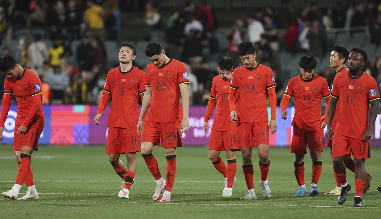 Ekspresi kecewa pemain China setelah kalah dari Australia pada laga lanjutan Grup C Kualifikasi Piala Dunia 2026 yang berlangsung di Adelaide Oval, Adelaide, Australia, Kamis (10/10/2024). (AP Photo/James Elsby)