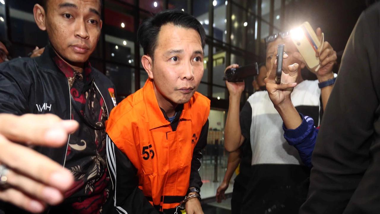 FOTO: KPK Tahan Bupati Rejang Lebong Usai Terjaring OTT