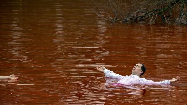 Kutuk Invasi Ukraina, Kolam di Luar Kedutaan Rusia di Lithuania Diwarnai Merah