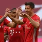 Pemain Bayern Munchen merayakan gol yang dicetak Robert Lewandowski ke gawang Eintracht Frankfurt pada laga lanjutan Liga Jerman di Allianz Arena, Sabtu (24/10/2020) malam WIB. Bayern Munchen menang 5-0 atas Eintracht Frankfurt. (AFP/Christof Stache/various sources)