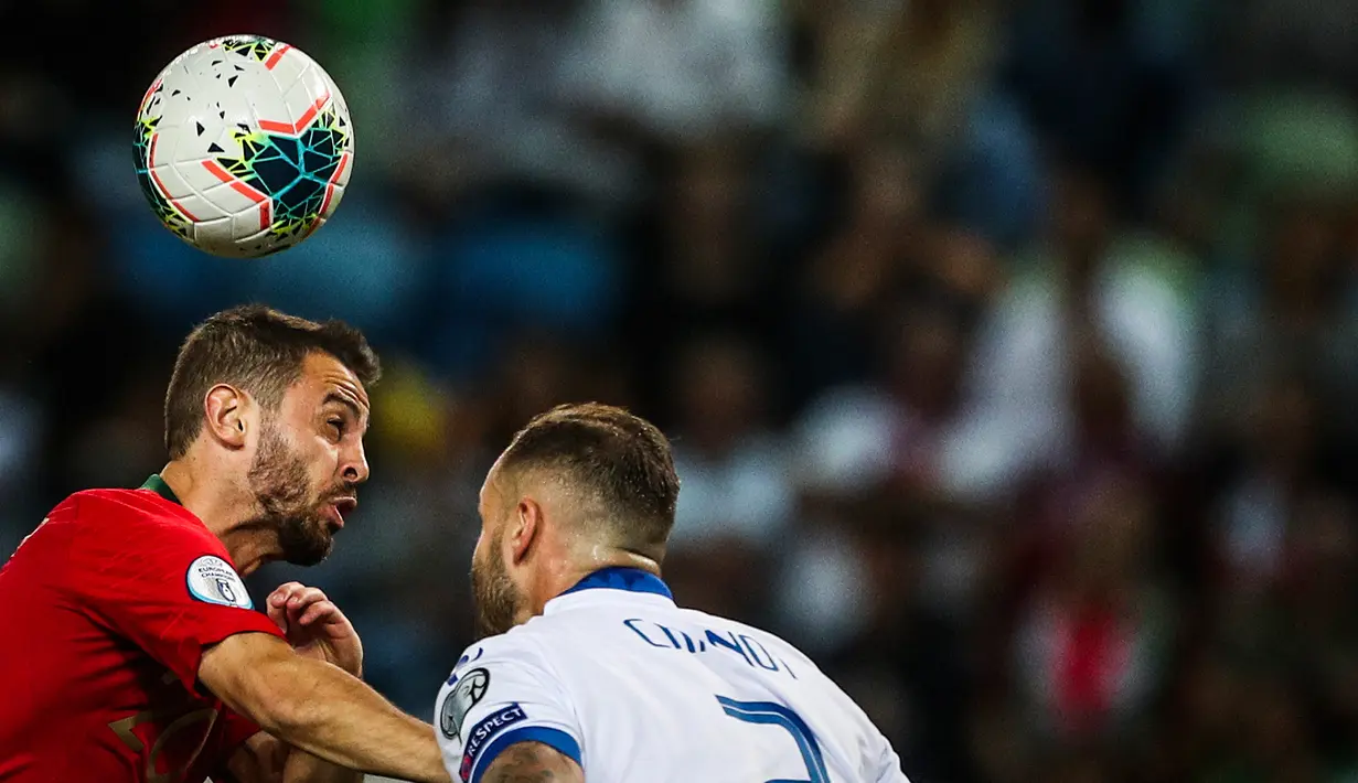Pemain depan timnas Portugal, Bernardo Silva berebut bola dengan bek Luksemburg, Maxime Chanot dalam laga lanjutan Grup B Kualifikasi Piala Eropa 2020 di Estadio Jose Alvalade, Jumat (11/10/2019). Portugal meraih kemenangan 3-0 atas tamunya, Luksemburg. (CARLOS COSTA/AFP)