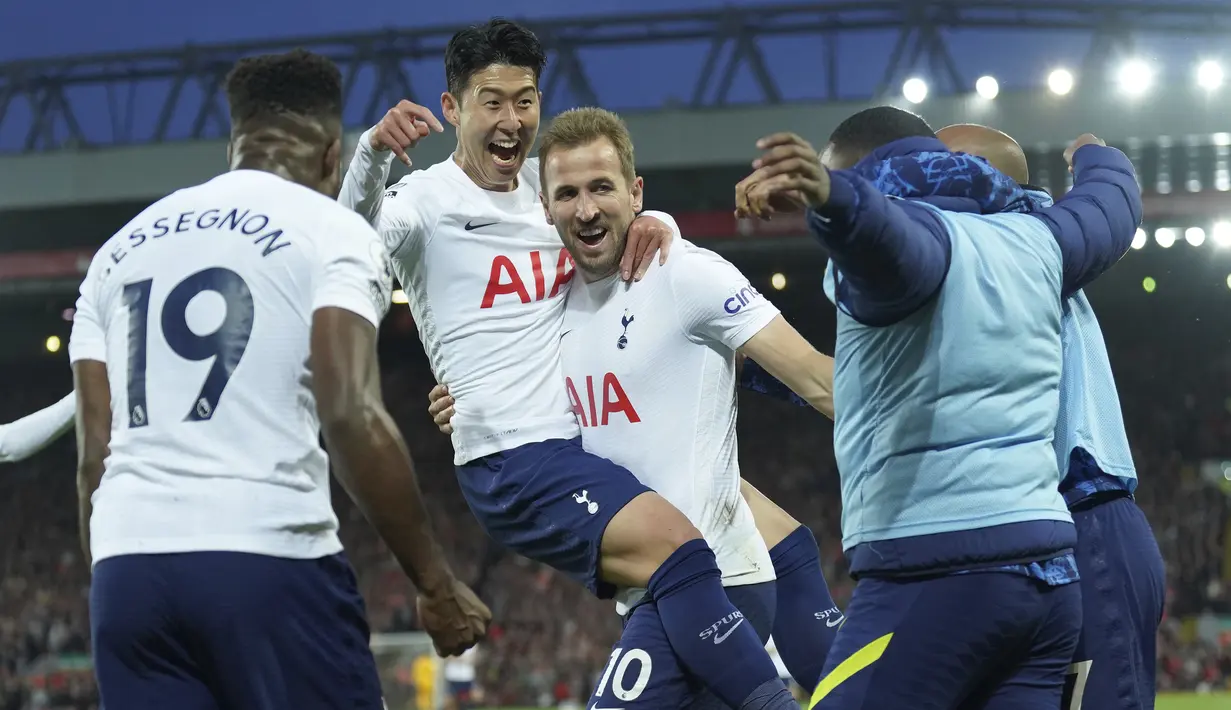 <p>Tottenham justru unggul lebih dahulu di babak kedua melalui Son Heung-min di menit ke-56 usai memanfaatkan umpan Ryan Sessegnon. (AP/Jon Super)</p>