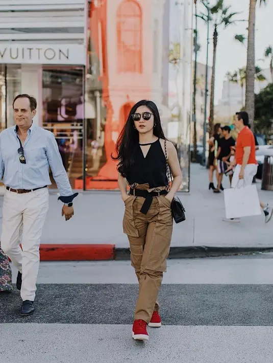 Atau bisa juga sontek gaya Febby Rastanty yang memadukan halter neck top hitam dengan jogger pants warna coklat. Untuk sepatu, pilihlah yang nyaman seperti sneakers. (Instagram/febbyrastanty).