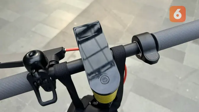 <p>Dashboard di Xiaomi Electric Scooter 4 Lite 2nd Gen bisa menunjukkan informasi kecepatan, kapasitas baterai, dan lainnya. (Liputan6.com/ Yuslianson)</p>