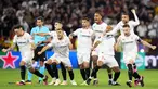 Para pemain Sevilla merayakan kemenangan pada pertandingan sepak bola final Liga Europa antara Sevilla dan AS Roma di Puskas Arena, Budapest, Hungaria, Rabu (31/5/2023). Sevilla mengalahkan AS Roma 4-1 dalam adu penalti setelah pertandingan berakhir imbang 1-1. (AP Photo/Petr David Josek)